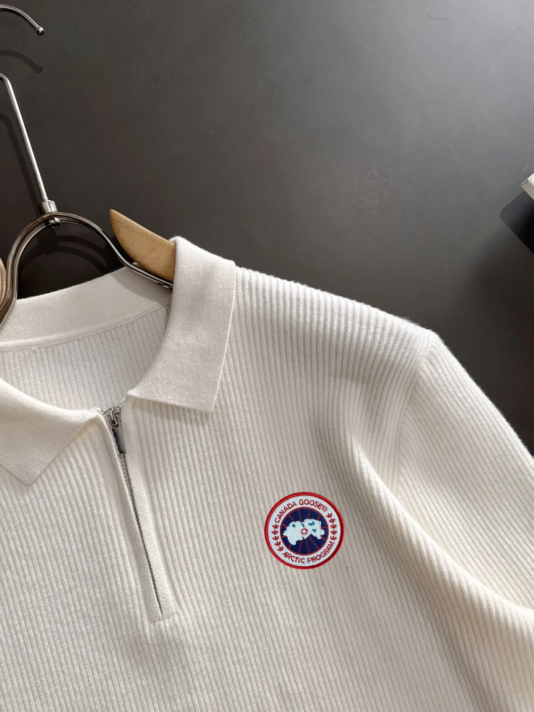 Next day shipping P360 Big Goose 2025 official website latest round neck sweater for autumn and winter, popular models are on sale at the same time at the counter! Specially made of wool blended fabric. It feels comfortable and can be directly in contact with the skin. The logo badge is exquisitely embroidered, which is extremely eye-catching! The details highlight the fashionable charm of big brands. Exquisite workmanship. Three-dimensional cutting style. The wearing effect is invincible and handsome! All three standards are complete! Size: M-3XL